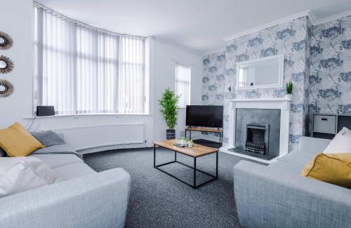 Crewe House | Spacious 3 Bed House by 53 Degrees Property - Close to Crewe Station