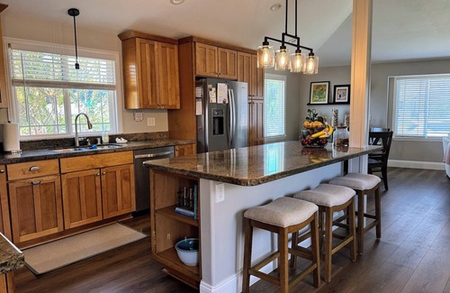 Bay Ho House | Spacious 3 bed house with hot tub, outdoor oasis, near bay, beaches, fun!