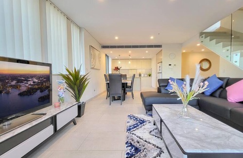 Kogarah Apartment | Spacious 3-Bed Penthouse with Perfect View