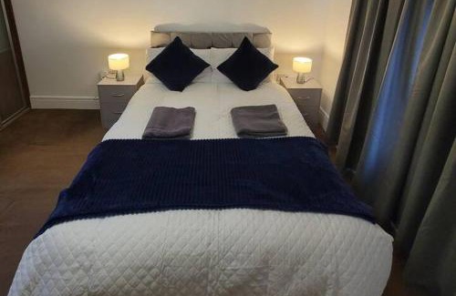 Fenny Stratford House | Spacious 3 bed Sleeps 5 and free parking