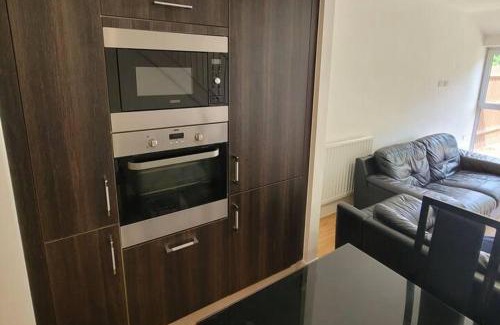 Fenny Stratford House | Spacious 3 bed Sleeps 5 and free parking