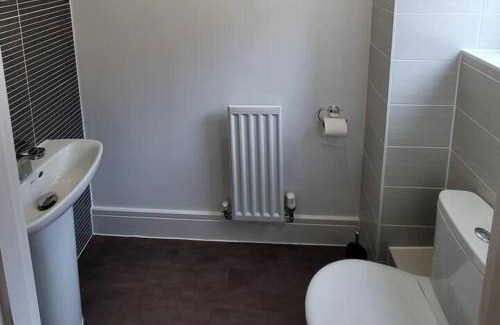 Fenny Stratford House | Spacious 3 bed Sleeps 5 and free parking
