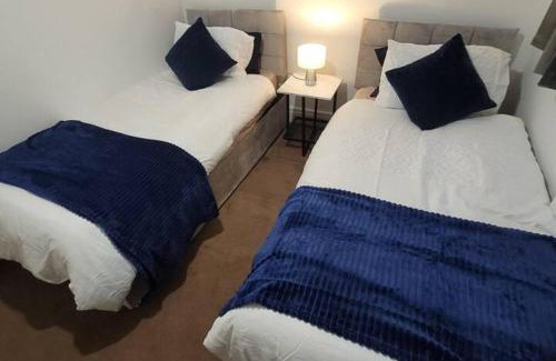 Fenny Stratford House | Spacious 3 bed Sleeps 5 and free parking