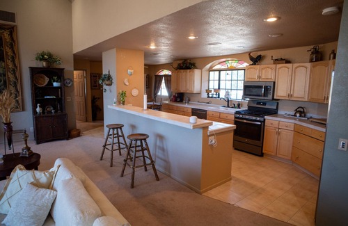 Pinyon Pines House | Spacious 3-bedroom mountain villa with fireplace