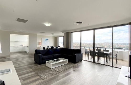 Kirribilli Apartment | Spacious 3-Bedroom Apartment with Water View, 900m Stroll to Harbour Bridge