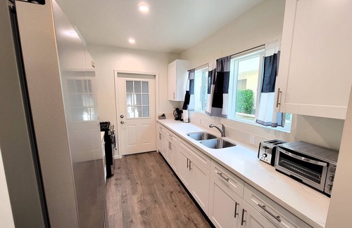 Pico - Robertson Apartment | Spacious 3 bedroom apt. Walk to markets, Game console, 10 min to Rodeo Drive!