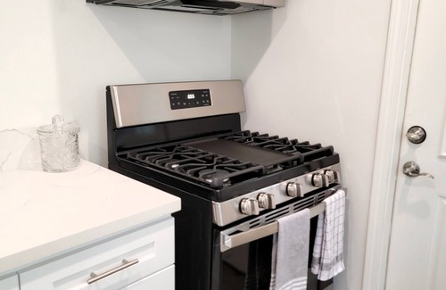 Pico - Robertson Apartment | Spacious 3 bedroom apt. Walk to markets, Game console, 10 min to Rodeo Drive!