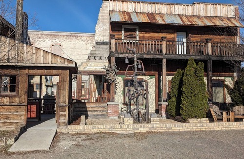 St. Anthony Apartment | Spacious 3-bedroom vintage apartment in charming Saint Anthony