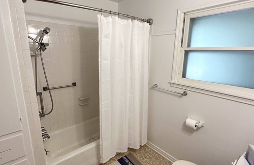 Lampasas House | Spacious 3 bedroom, 1.5 bath House. Wi-Fi, Roku TV, Fully stocked kitchen, etc!