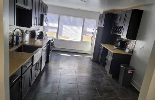Oak Park Condo | Spacious 3-bedroom, 2-bath condo, free parking/Oak Park