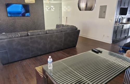 Oak Park Condo | Spacious 3-bedroom, 2-bath condo, free parking/Oak Park