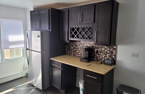 Oak Park Condo | Spacious 3-bedroom, 2-bath condo, free parking/Oak Park