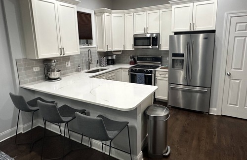 Old Town Condo | Spacious 3-bedroom 3-bath duplex in Old Town, Chicago