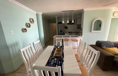 Margate Apartment | Spacious 3-bedroom apartment right on the beach in beautiful Margate with WiFi