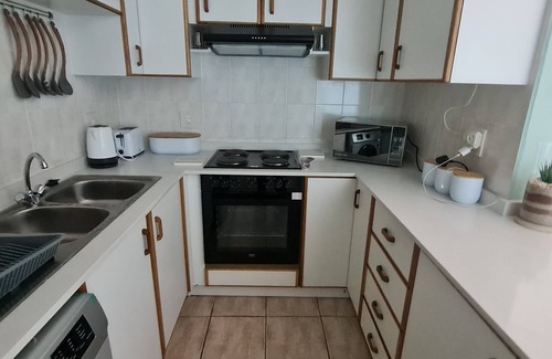 Margate Apartment | Spacious 3-bedroom apartment right on the beach in beautiful Margate with WiFi