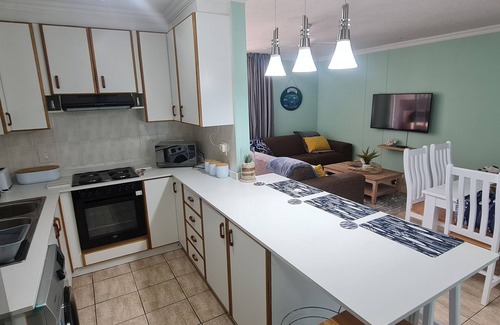 Margate Apartment | Spacious 3-bedroom apartment right on the beach in beautiful Margate with WiFi
