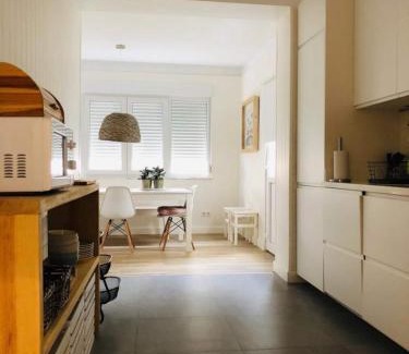 Palhais Apartment | Spacious 3 Bedroom Apartment 20 Min To Lisbon
