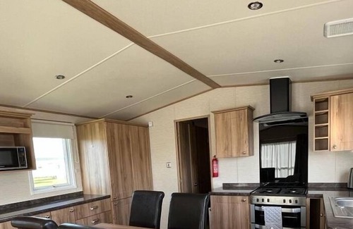 Selsey House | Spacious 3 bedroom caravan close to embassy (entertainment hub), beach and play areas.