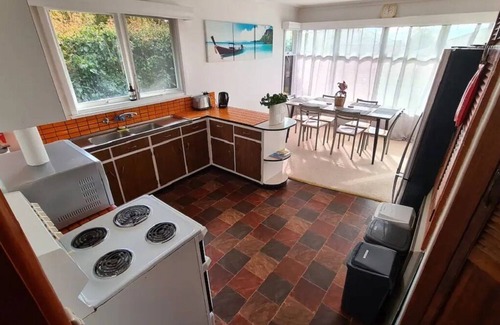 Wendouree House | Spacious 3 Bedroom home near Sporting Facilities, Lake, Shops & Grammar