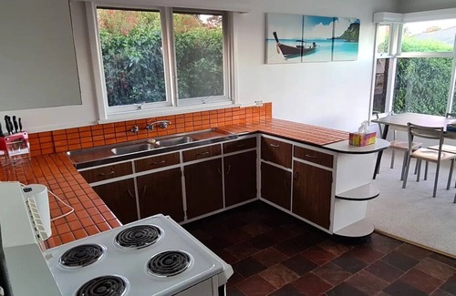 Wendouree House | Spacious 3 Bedroom home near Sporting Facilities, Lake, Shops & Grammar