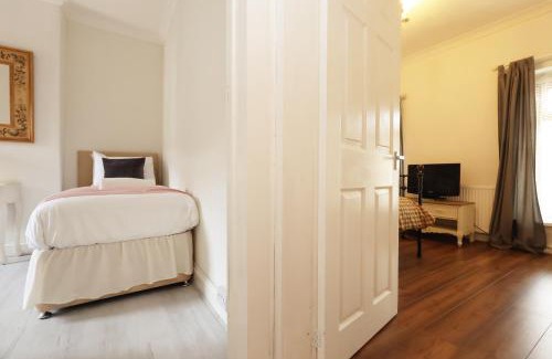 Port Talbot House | Spacious 3 Bedroom Home In The Heart Of Port Talbot By EKLIVING - Short Lets & Serviced Accommodation