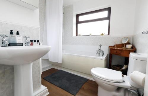 Port Talbot House | Spacious 3 Bedroom Home In The Heart Of Port Talbot By EKLIVING - Short Lets & Serviced Accommodation