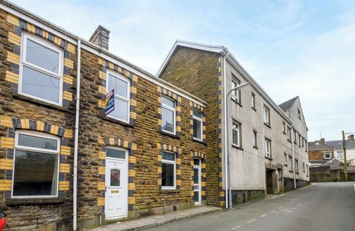 Exeter House | Spacious 3 Bedroom Home in Central Skewen