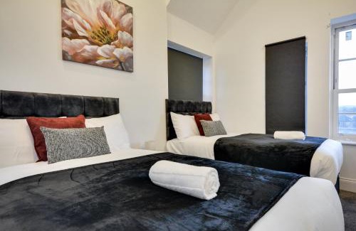 Wigan Apartment | Spacious 3 Bedroom Home Perfect for Families, Groups & Contractors with free parking