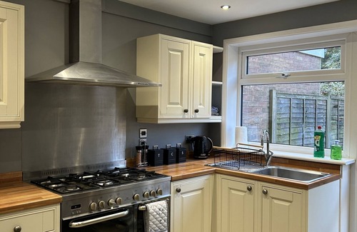 Crawley House | Spacious 3 bedroom House, Close to Gatwick