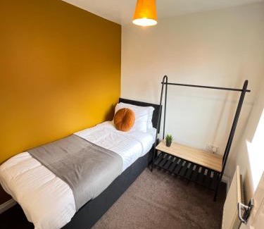 Cheetham Hill House | Spacious 3-Bedroom house with 5 beds and sofa-bed