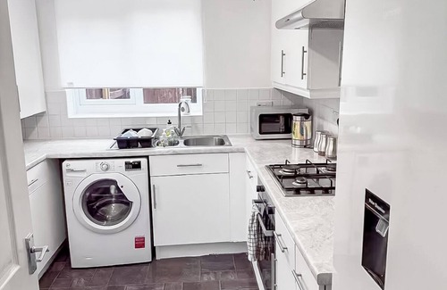 Liverpool House | Spacious 3 Bedroom Semi detached house 2miles from Crosby Beach, ensuite, WC