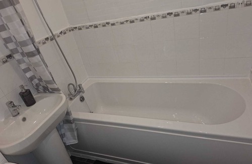 Liverpool House | Spacious 3 Bedroom Semi detached house 2miles from Crosby Beach, ensuite, WC