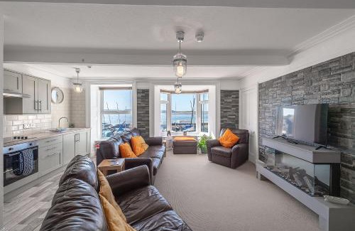 Aberdovey Apartment | Spacious 3 Bedroom Sea View Flat