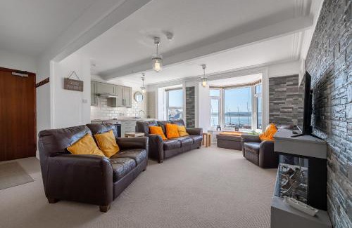 Aberdovey Apartment | Spacious 3 Bedroom Sea View Flat