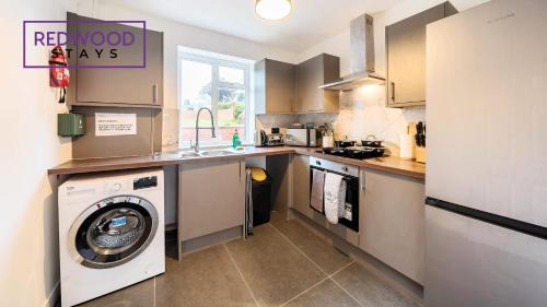 Rushmoor District House | Spacious 3-Bedroom Serviced House, Free On-Street Parking, Free WiFi By Redwood Stays
