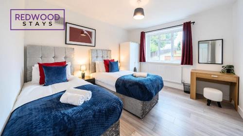 Rushmoor District House | Spacious 3-Bedroom Serviced House, Free On-Street Parking, Free WiFi By Redwood Stays