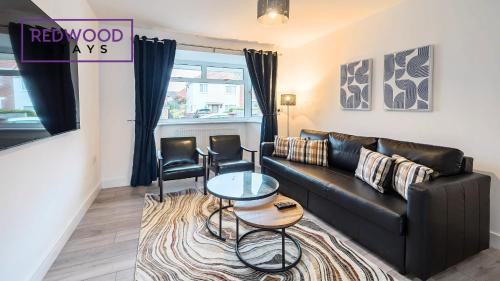 Rushmoor District House | Spacious 3-Bedroom Serviced House, Free On-Street Parking, Free WiFi By Redwood Stays