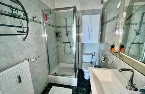 Klagenfurt am Woerthersee Apartment | Spacious 3 Bedroom with Free Parking
