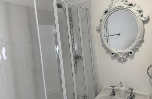 Ridgeway House | Spacious 3 Bedroom With Garden and Free Parking