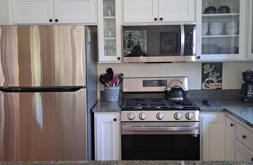 Lincoln Beach Cottage | Spacious 3-BR Bella Beach, Hot Tub, Master w/King