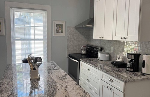 Newell House | Spacious 3-BR Bungalow with Full Amenities Near University Area