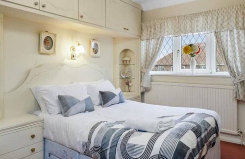 Thurnscoe House | Spacious 3 bedrooms house in Bolton Upon Dearne, host up to 5 guests