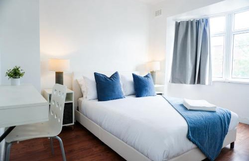 Clayton House | Spacious 3BD Home, For Family and Groups, Nr Coop Live & Etihad, Free Parking