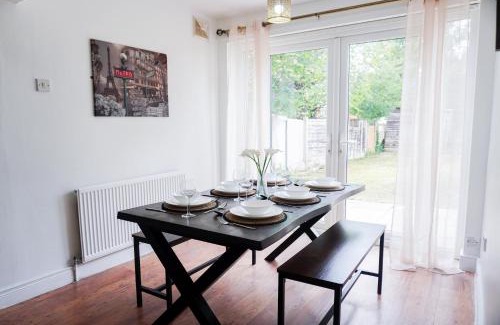 Clayton House | Spacious 3BD Home, For Family and Groups, Nr Coop Live & Etihad, Free Parking
