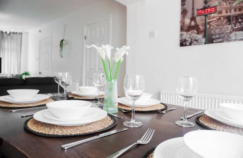 Clayton House | Spacious 3BD Home, For Family and Groups, Nr Coop Live & Etihad, Free Parking