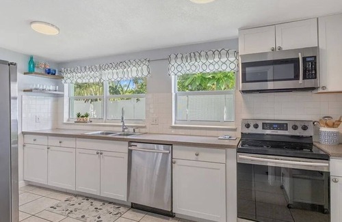 Rock Ridge House | Spacious 3Bed, 2Bath Home with Open Floor Plan - Just 2.5 Miles from the Beach!