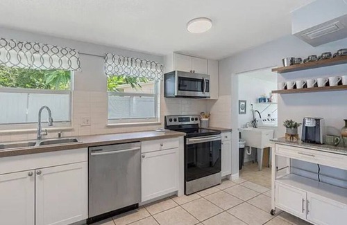 Rock Ridge House | Spacious 3Bed, 2Bath Home with Open Floor Plan - Just 2.5 Miles from the Beach!