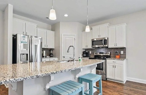 Ocean Isle Beach House | Spacious 3BR/3BA Townhome – Ideal for Groups, Near Beaches & Golf