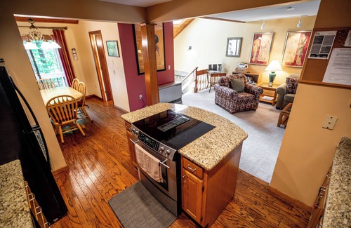 North Conway Condo | Spacious 3BR - 5 mins to Echo Lake & Storyland - Comfy & perfect for Families!