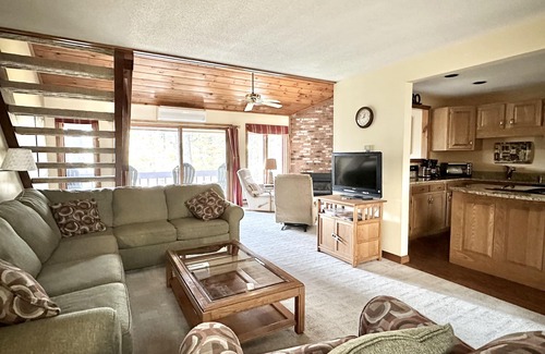 North Conway Condo | Spacious 3BR - 5 mins to Echo Lake & Storyland - Comfy & perfect for Families!